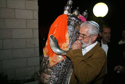 בתהלוכת ר' מאיר בעל הנס רקדו עם ספרי תורה ריקים