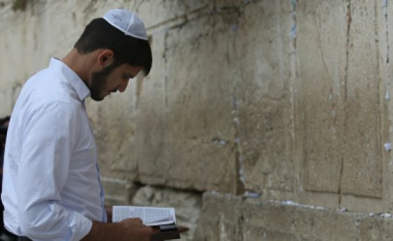 משכמו ומעלה: עומרי כספי בתפילה בכותל המערבי