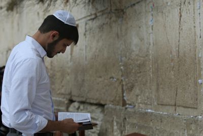 משכמו ומעלה: עומרי כספי בתפילה בכותל המערבי