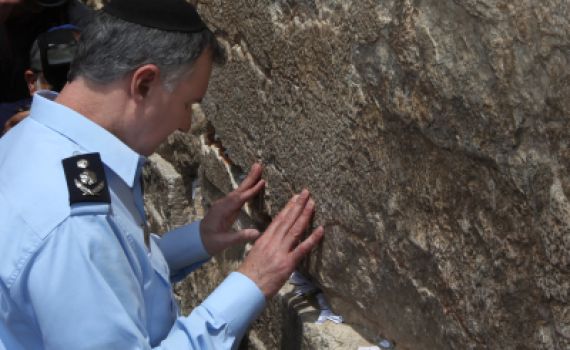 לאחר הענקת הדרגות, המפכ"ל דנינו בתפילה בכותל