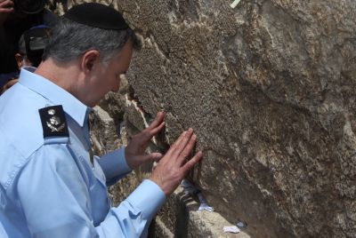 לאחר הענקת הדרגות, המפכ"ל דנינו בתפילה בכותל
