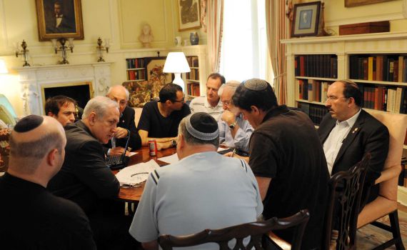 תמונה: רוב היועצים של נתניהו חובשים כיפה סרוגה