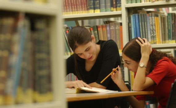 תחקיר: בישיבות ובאולפנות גובים אלפי שקלים מעל המותר