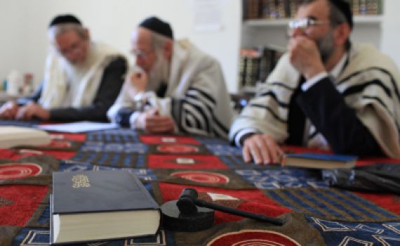 נאמני תורה ועבודה: על מה הרבנים מקבלים את הכסף?