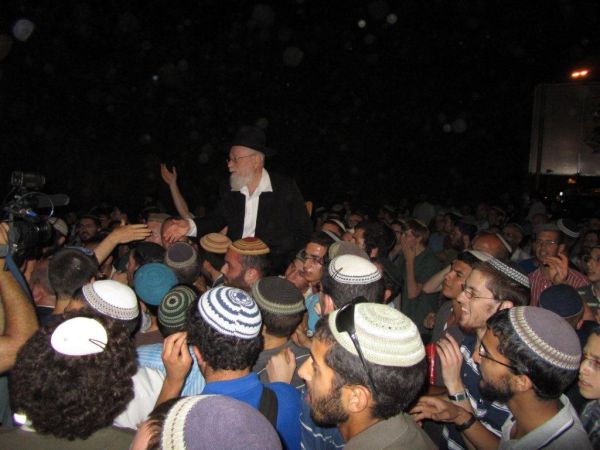 תמונות: כך התקבל הרב דב ליאור כשחזר לירושלים