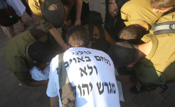 הצלמת מירי צחי: חיילי גולני לבשו את החולצות מרצונם