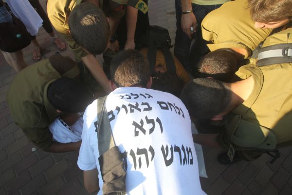 הצלמת מירי צחי: חיילי גולני לבשו את החולצות מרצונם