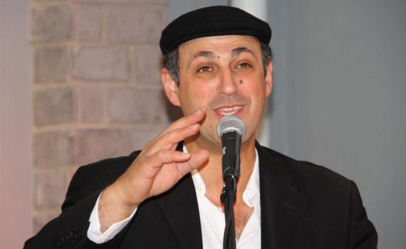 השחקן גולן אזולאי במופע אישי "רוקד בין שני עולמות"