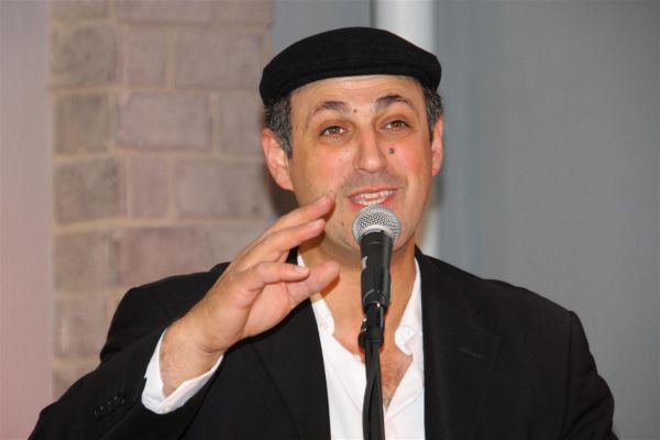 השחקן גולן אזולאי במופע אישי "רוקד בין שני עולמות"