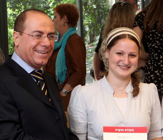 כבוד למגזר: סטונדטית דתית זכתה בתחרות הנאומים