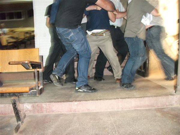 מהומה בכנס המפדל: 'רעננים' הניפו שלטים וחטפו מכות