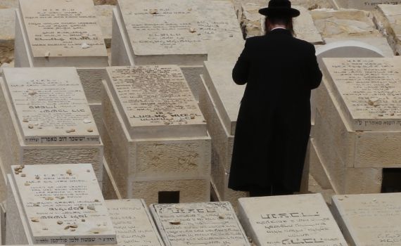 "פעם היה יקר לחיות במדינה, היום גם יקר למות בה"