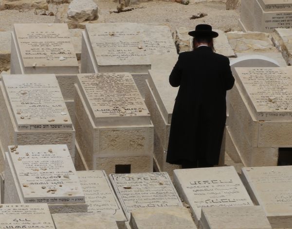 "פעם היה יקר לחיות במדינה, היום גם יקר למות בה"