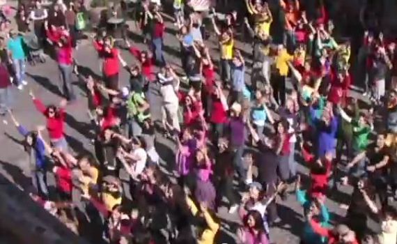 הרב, מותר לבנות לעשות פלאש מוֹבּ ברחוב?