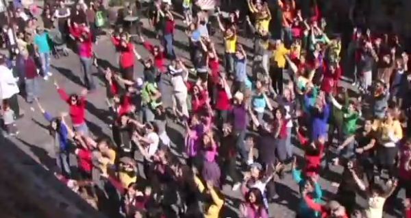 הרב, מותר לבנות לעשות פלאש מוֹבּ ברחוב?