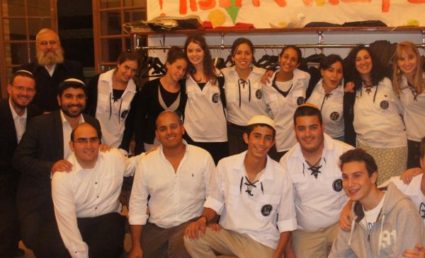 תמר פוגל ומדריכי בנ"ע איתמר במסע קירוב לבבות בצרפת