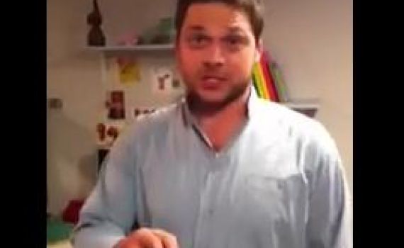 נתי מ'סרוגים' מדגים איך צריך לרקוד לפני חתן וכלה