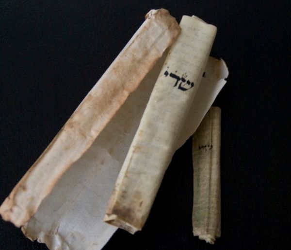 המזוזה ששרדה את השואה נמסרה לנכדת הנרצחים