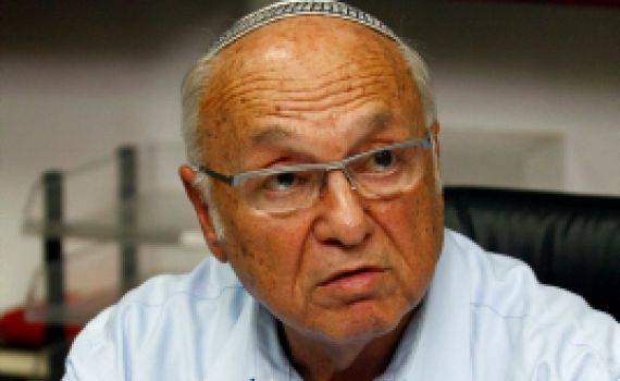 מתפללים לשר נאמן: אין לך בושה להראות את פניך כאן?!