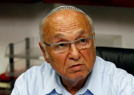 מתפללים לשר נאמן: אין לך בושה להראות את פניך כאן?!