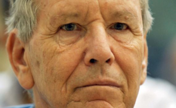 עמוס עוז אמר שההתנחלויות רעות לישראל וחטף בוז מהקהל