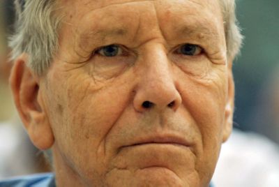 עמוס עוז אמר שההתנחלויות רעות לישראל וחטף בוז מהקהל