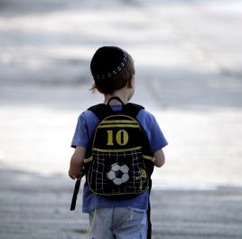 "סיפורי מוישי": ביקורת פנים חרדית באמצעות ספר ילדים