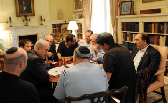 איך מדבר נתניהו עם יועציו הדתיים בשבת? בגרמא