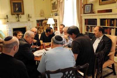 איך מדבר נתניהו עם יועציו הדתיים בשבת? בגרמא