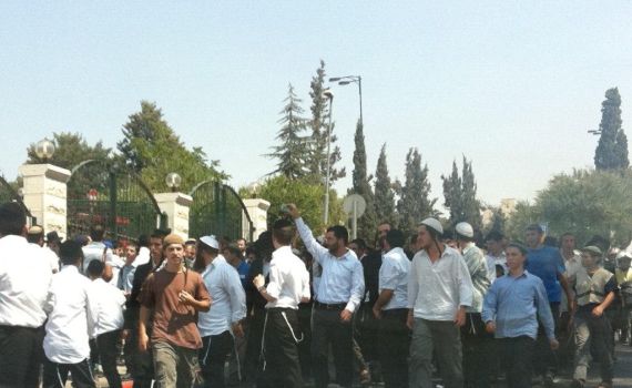 מאות בהפגנת תמיכה ספונטאנית ברב יעקב יוסף ליד ביתו