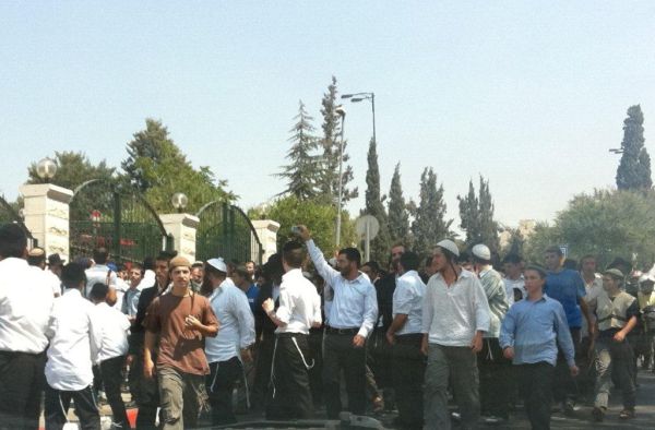 מאות בהפגנת תמיכה ספונטאנית ברב יעקב יוסף ליד ביתו