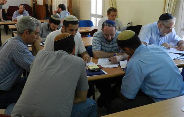 ישיבת ההסדר בחיפה: נופשים מהעבודה חוזרים לישיבה