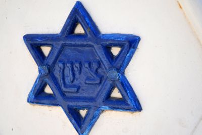 האם מותר ללכת עם נעליים שיש בהם מגן דוד בסולייה?