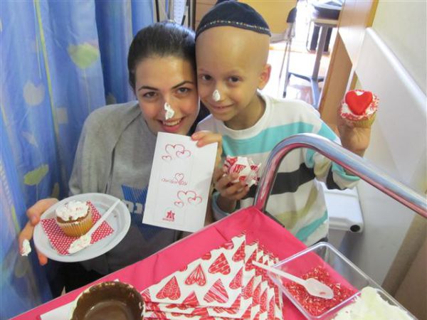 תמונה מפעילות זכרון מנחם עם ילדים חולי סרטן בטו באב