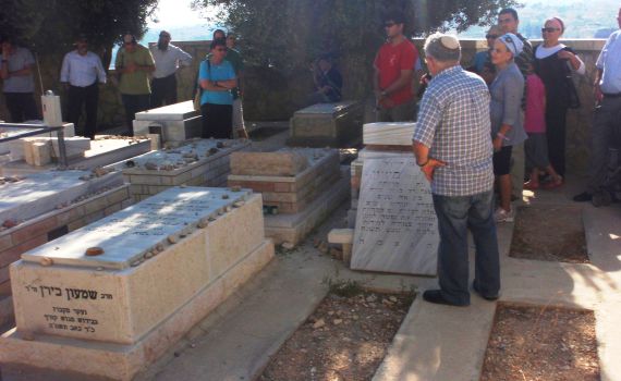 שש שנים להתנתקות: אזכרה לחללי הגוש שהוצאו מקברם