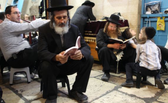 צום החמישי: דיני ומנהגי תשעה באב שחל במוצאי שבת