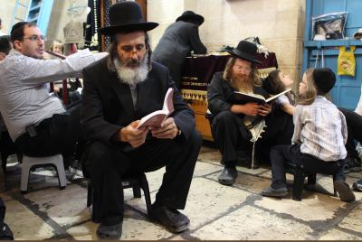 צום החמישי: דיני ומנהגי תשעה באב שחל במוצאי שבת