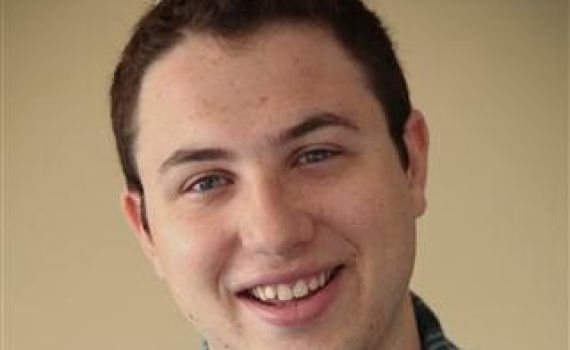 הותקף על ידי אנטישמים ויתרום את הפיצויים למשפחת פוגל