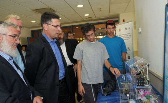 תלמידי 'מכון לב' הציגו פטנטים זוכים לשר החינוך