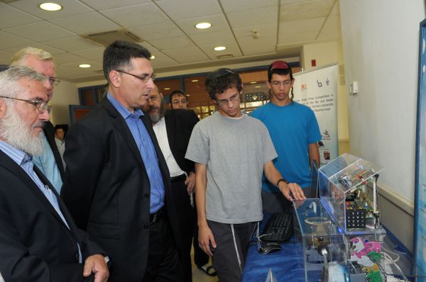 תלמידי 'מכון לב' הציגו פטנטים זוכים לשר החינוך