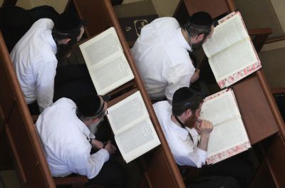 בני התורמים הורסים את הישיבה? מפטרים את המשגיח