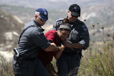 מנופים וכוחות משטרה גדולים בדרך לגבעות באיתמר