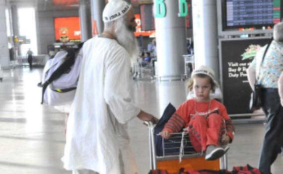 יוצאים לאומן? לא תוכלו לקחת אתכם אוכל במטוס