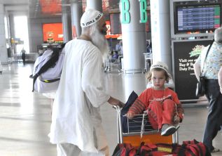 יוצאים לאומן? לא תוכלו לקחת אתכם אוכל במטוס