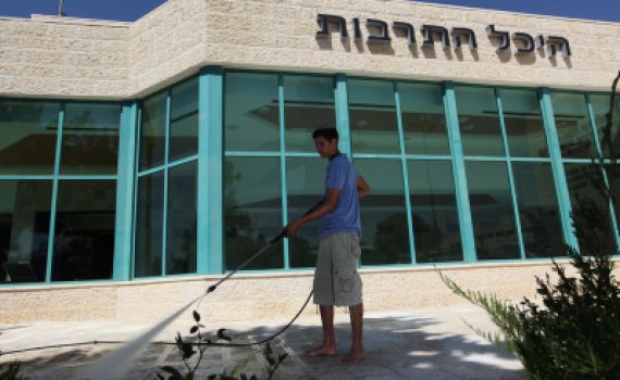 הכנות אחרונות לקראת פתיחת היכל התרבות בקרית ארבע