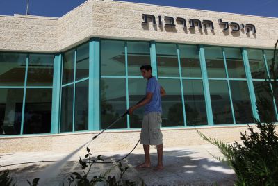 הכנות אחרונות לקראת פתיחת היכל התרבות בקרית ארבע