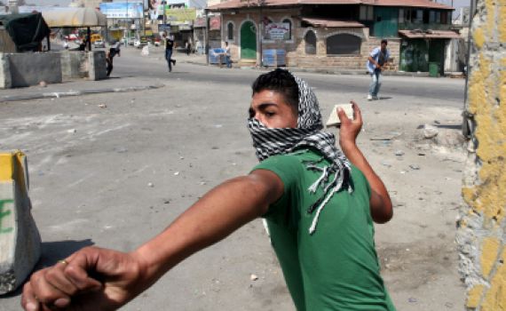 סוכריות בבית הכנסת, אבנים מהמסגד