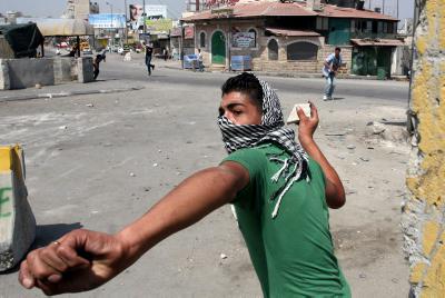 סוכריות בבית הכנסת, אבנים מהמסגד