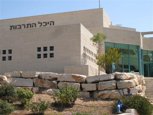 המלחמות הפנימיות סביב היכל התאטרון בקרית ארבע