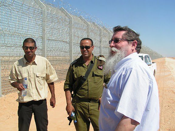 כצל'ה: רק בזכותי התחילו לבנות את הגדר בדרום